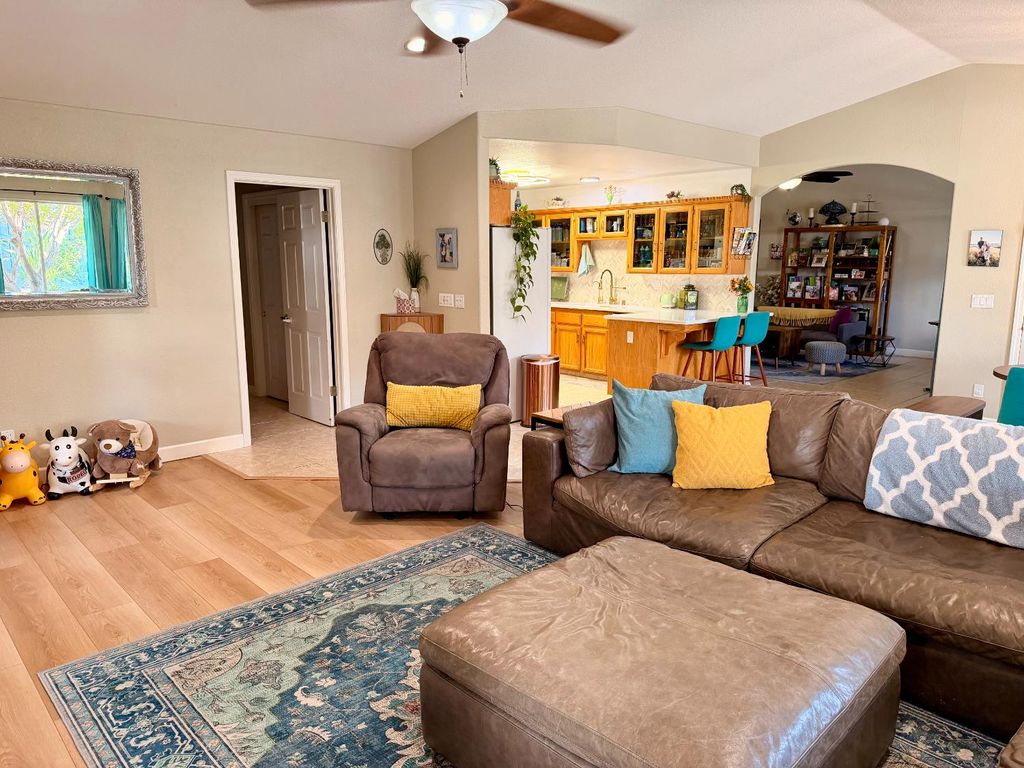 Image 13 of property listing at 2555 Bellaire Way, Clovis, CA 93611