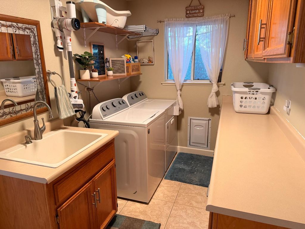 Image 14 of property listing at 2555 Bellaire Way, Clovis, CA 93611