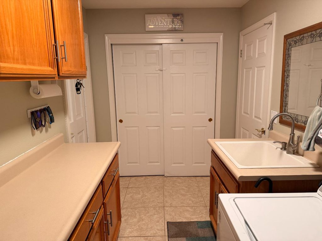 Image 15 of property listing at 2555 Bellaire Way, Clovis, CA 93611