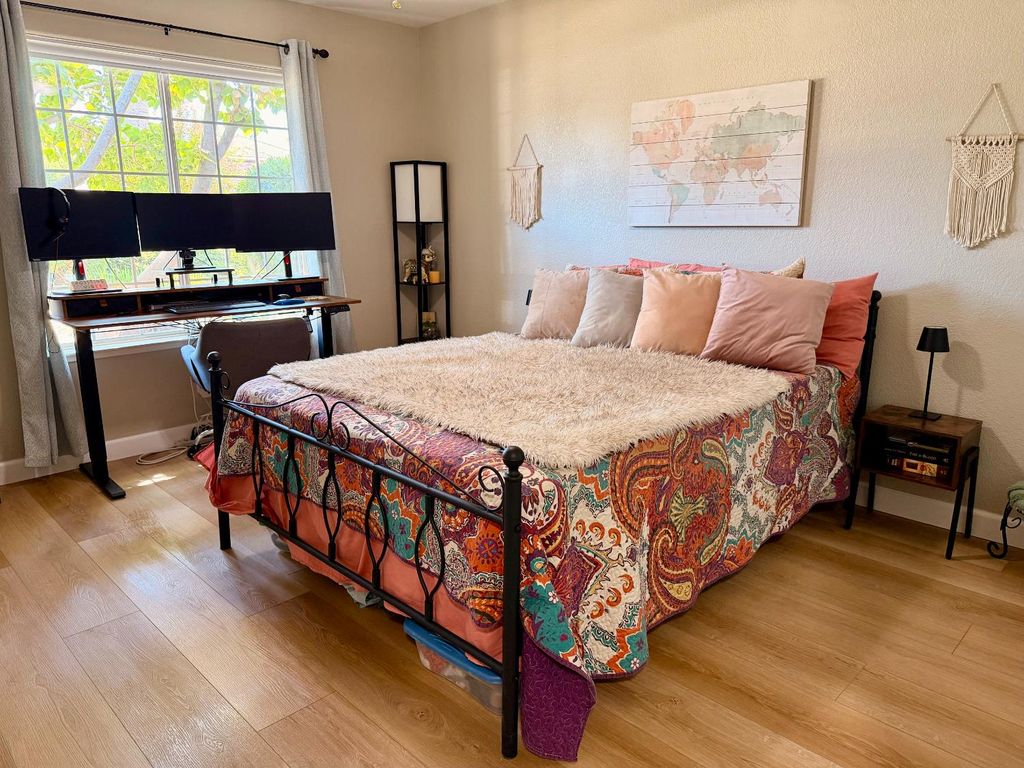 Image 18 of property listing at 2555 Bellaire Way, Clovis, CA 93611