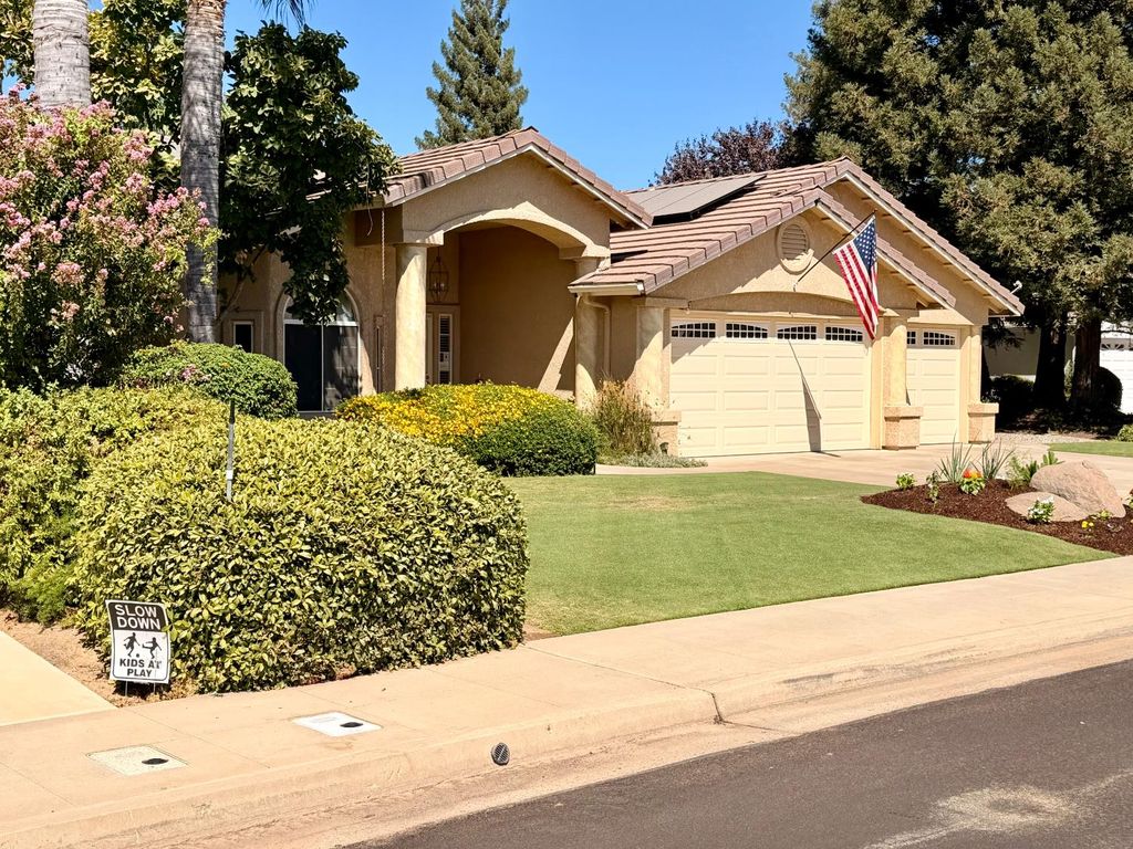 Image 2 of property listing at 2555 Bellaire Way, Clovis, CA 93611