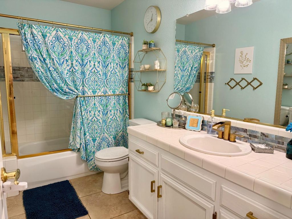 Image 20 of property listing at 2555 Bellaire Way, Clovis, CA 93611