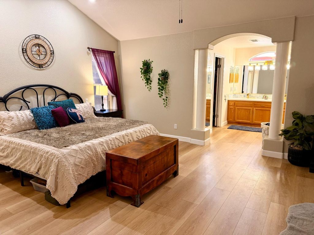 Image 21 of property listing at 2555 Bellaire Way, Clovis, CA 93611