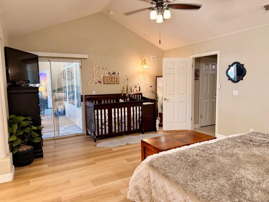 Image 22 of property listing at 2555 Bellaire Way, Clovis, CA 93611