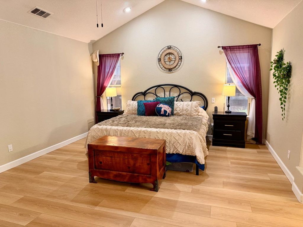 Image 23 of property listing at 2555 Bellaire Way, Clovis, CA 93611