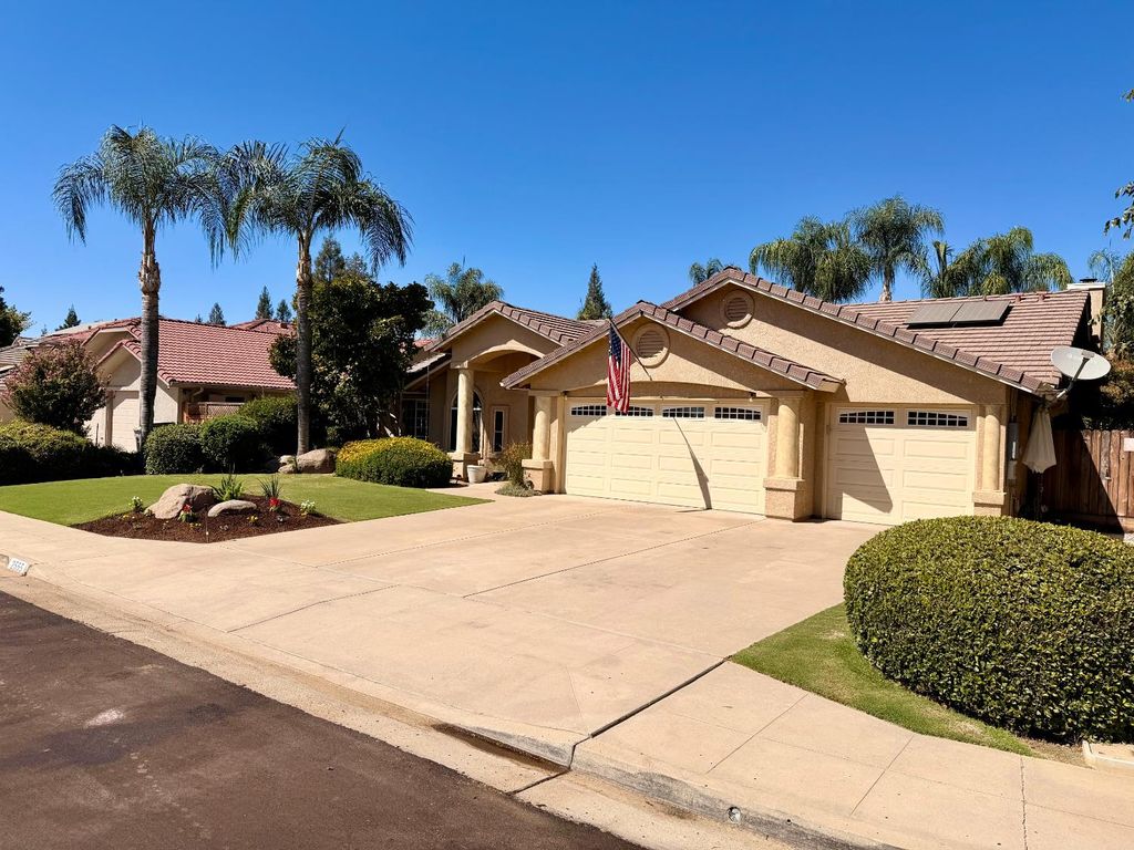 Image 3 of property listing at 2555 Bellaire Way, Clovis, CA 93611