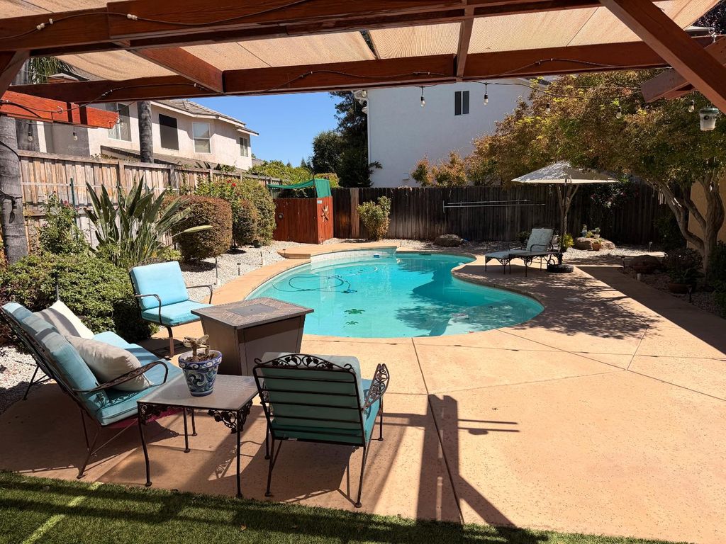 Image 32 of property listing at 2555 Bellaire Way, Clovis, CA 93611