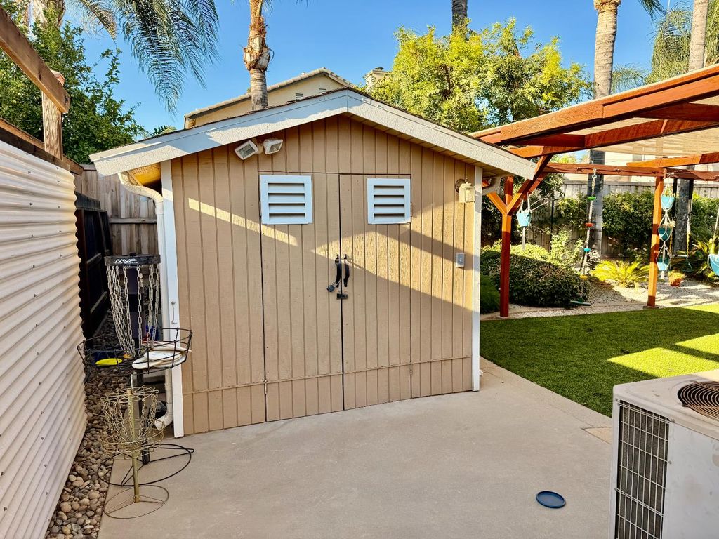 Image 37 of property listing at 2555 Bellaire Way, Clovis, CA 93611