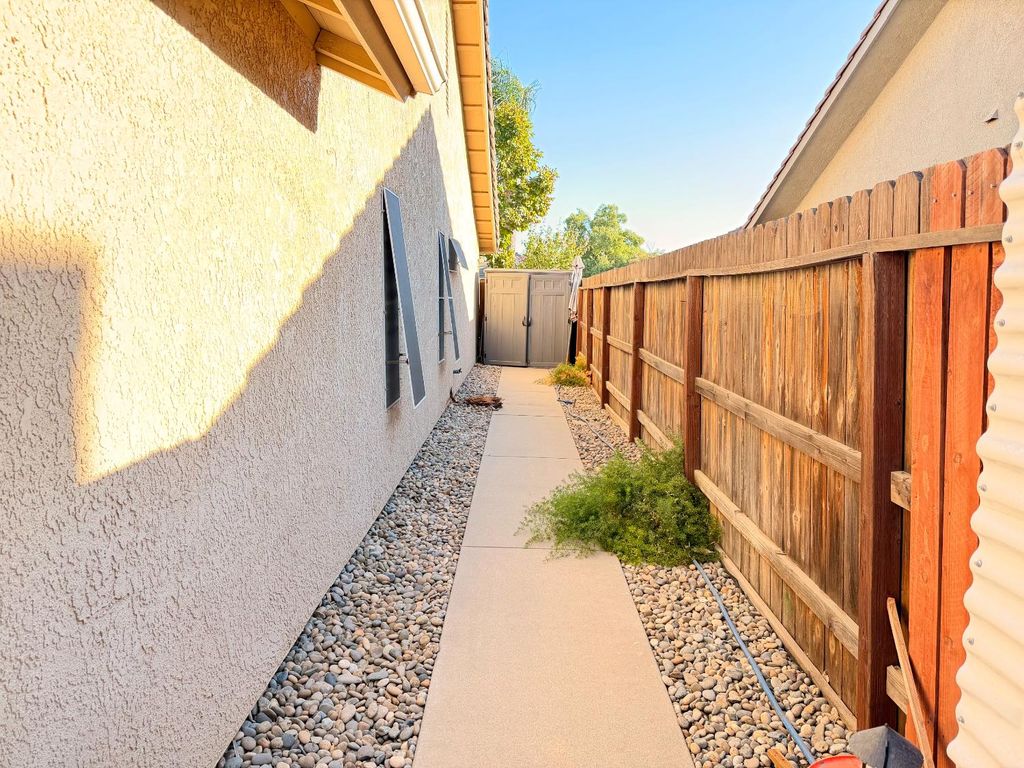 Image 38 of property listing at 2555 Bellaire Way, Clovis, CA 93611