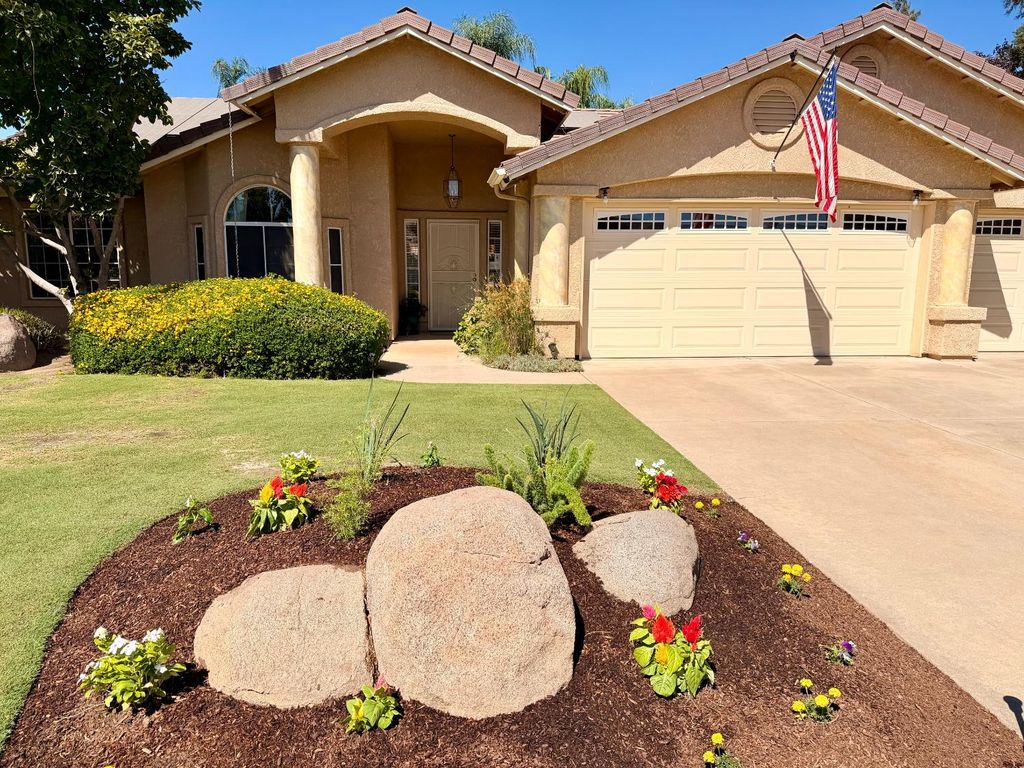 Image 4 of property listing at 2555 Bellaire Way, Clovis, CA 93611