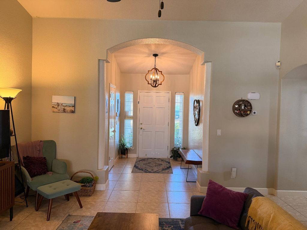 Image 5 of property listing at 2555 Bellaire Way, Clovis, CA 93611