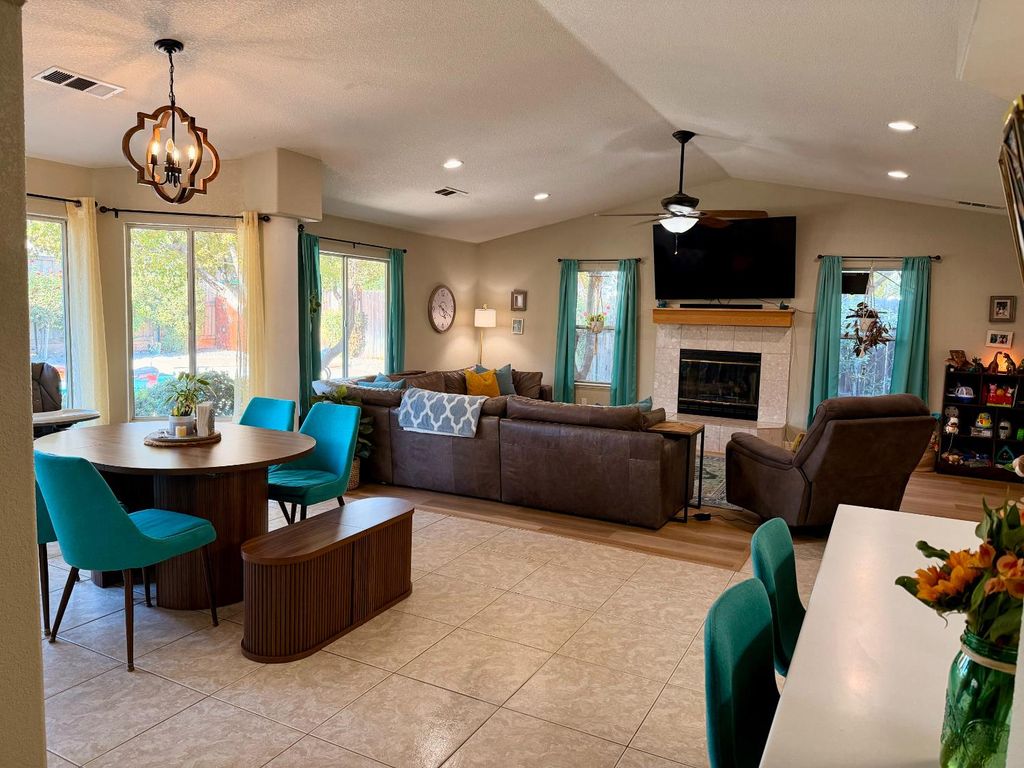 Image 7 of property listing at 2555 Bellaire Way, Clovis, CA 93611