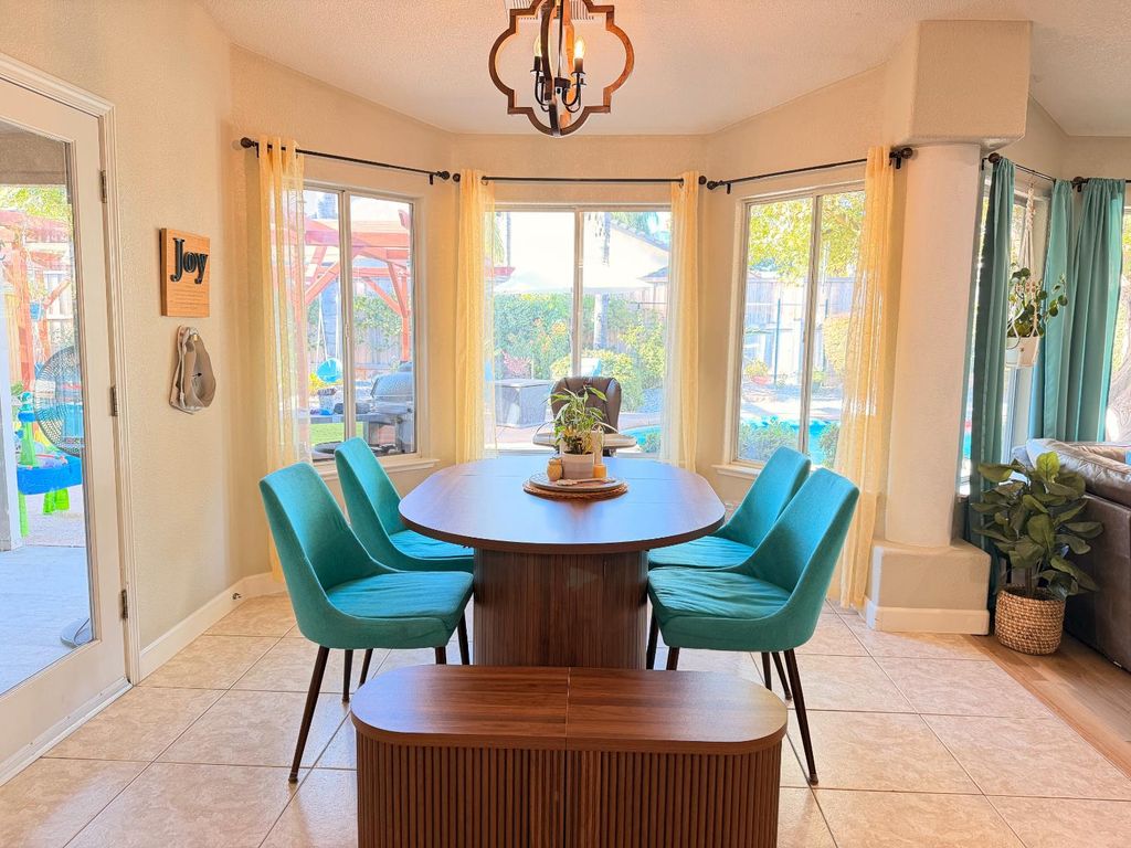 Image 8 of property listing at 2555 Bellaire Way, Clovis, CA 93611