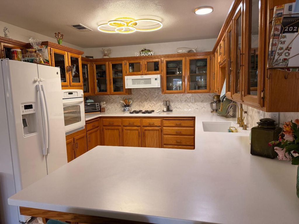 Image 9 of property listing at 2555 Bellaire Way, Clovis, CA 93611