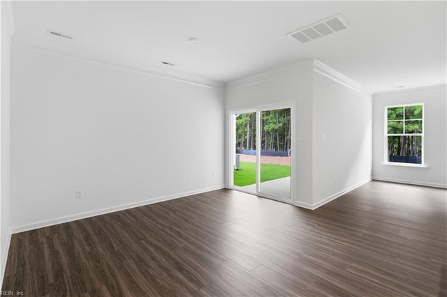 1533 Waltham LN, Newport News, VA 23608