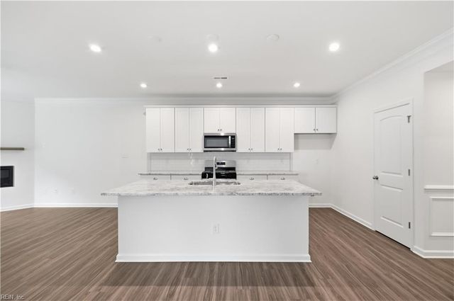 1533 Waltham LN, Newport News, VA 23608