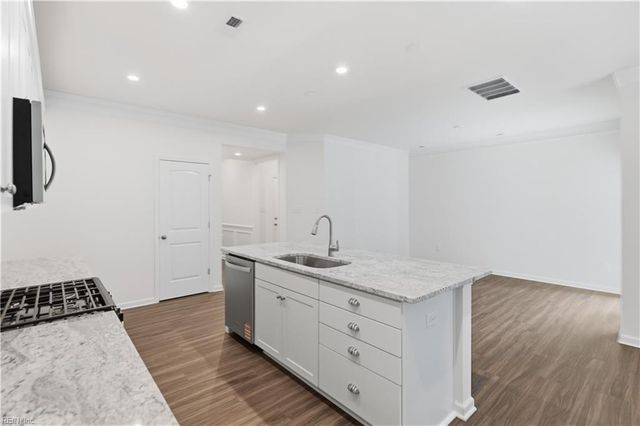 1533 Waltham LN, Newport News, VA 23608