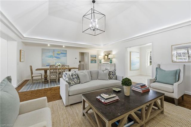 2700 Lantern LN, Naples, FL 34102