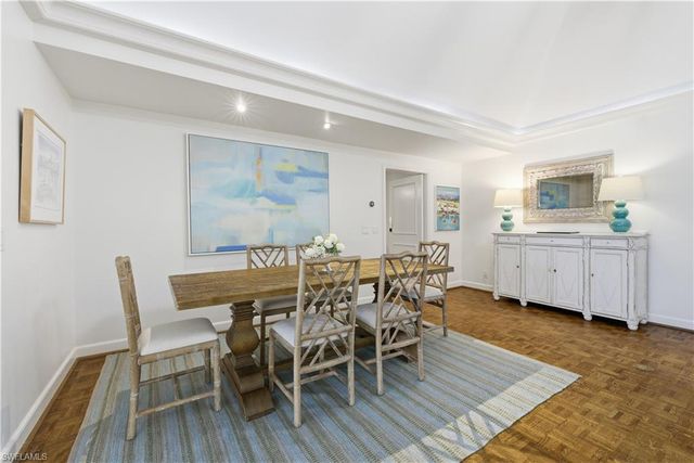 2700 Lantern LN, Naples, FL 34102