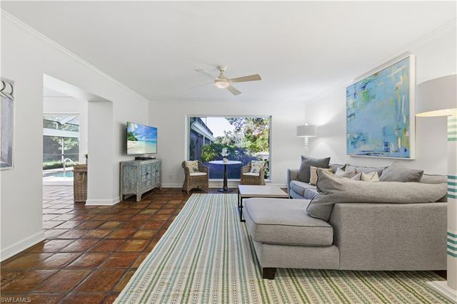 2700 Lantern LN, Naples, FL 34102