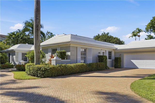 2700 Lantern LN, Naples, FL 34102