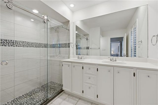 2700 Lantern LN, Naples, FL 34102