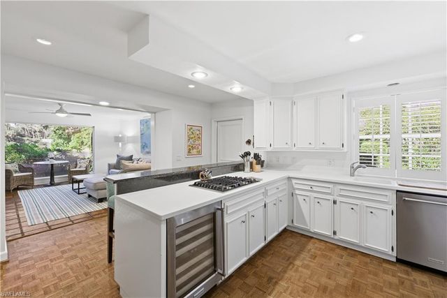 2700 Lantern LN, Naples, FL 34102