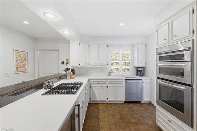 2700 Lantern LN, Naples, FL 34102