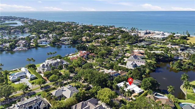 2700 Lantern LN, Naples, FL 34102