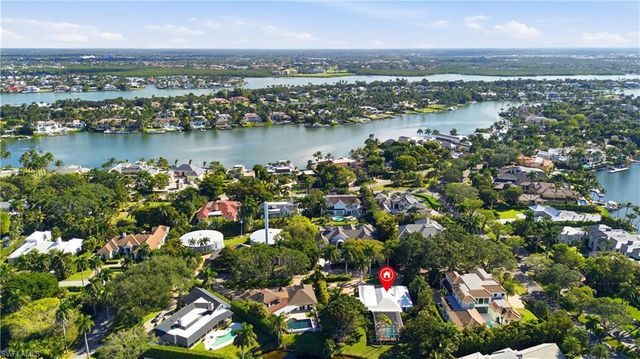 2700 Lantern LN, Naples, FL 34102