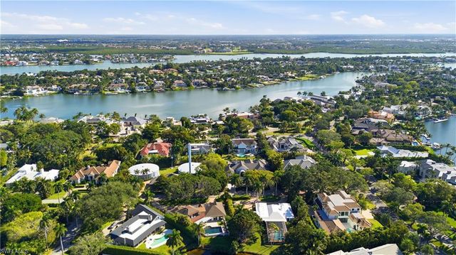 2700 Lantern LN, Naples, FL 34102