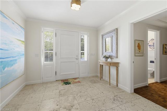 2700 Lantern LN, Naples, FL 34102