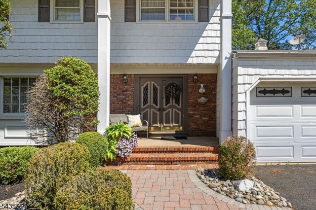 54 Eileen Way, Edison Twp., NJ 08837