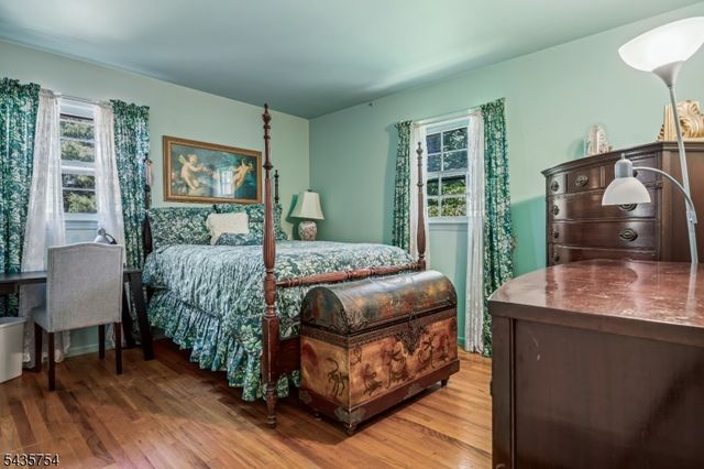 54 Eileen Way, Edison Twp., NJ 08837