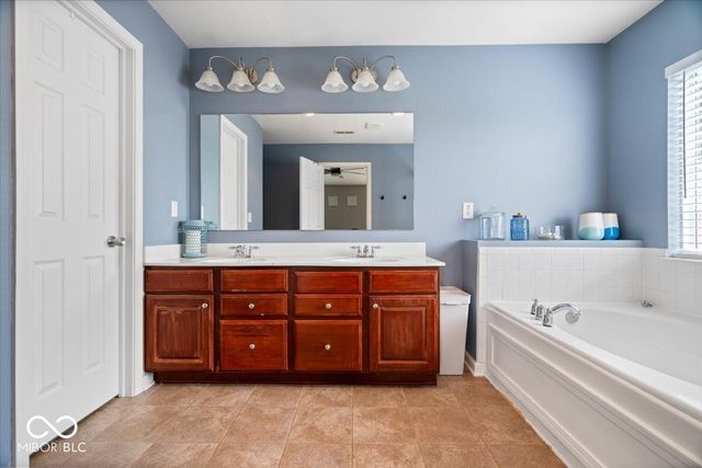 8702 N Autumnview Drive, Mccordsville, IN 46055