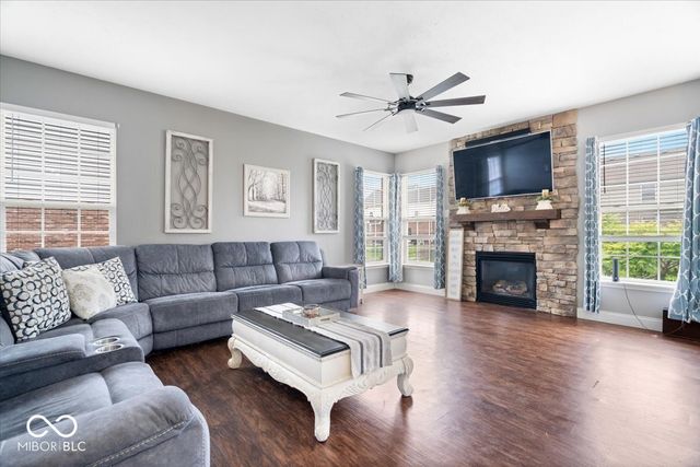 8702 N Autumnview Drive, Mccordsville, IN 46055