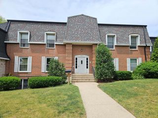 855 VILLAGE QUARTER Road C, West Dundee, IL 60118