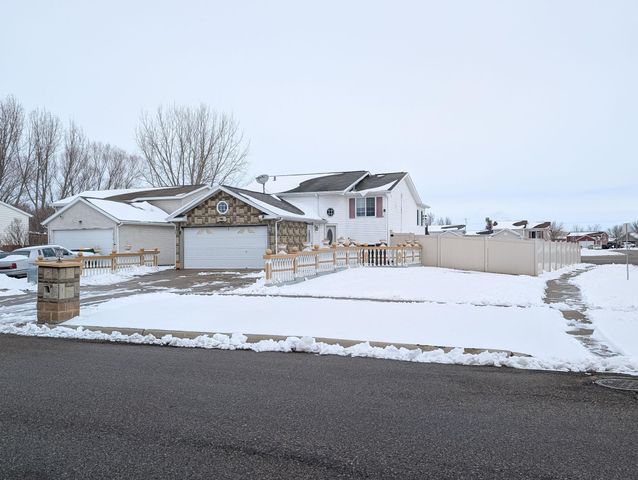 238 PINEWOOD Boulevard, West Fargo, ND 58078