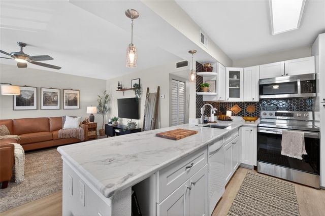 8039 GARDEN DRIVE 205, Seminole, FL 33777