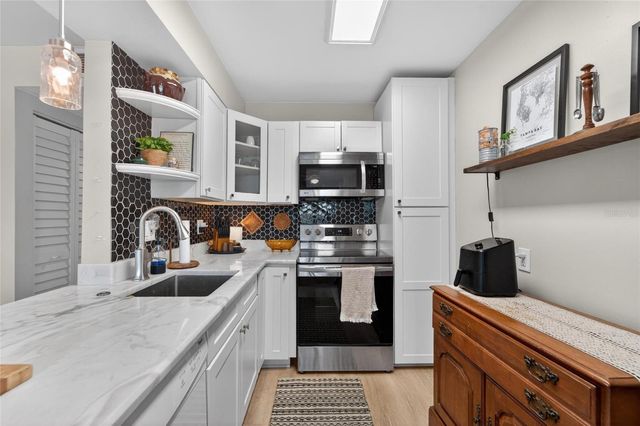 8039 GARDEN DRIVE 205, Seminole, FL 33777