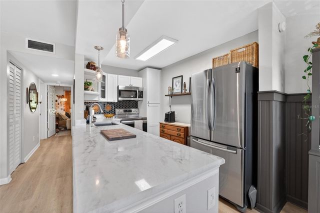 8039 GARDEN DRIVE 205, Seminole, FL 33777