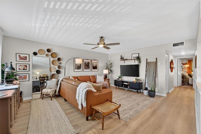 8039 GARDEN DRIVE 205, Seminole, FL 33777