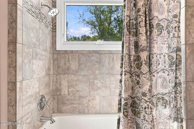 2811 Alta Vista Ct, Louisville, KY 40206