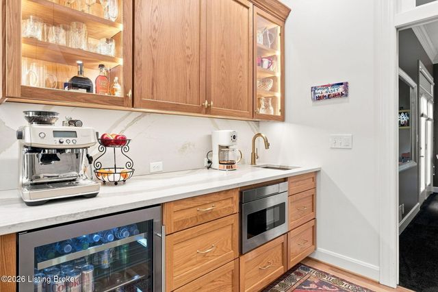 2811 Alta Vista Ct, Louisville, KY 40206
