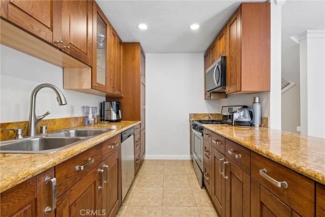 18730 Hatteras 48, Tarzana, CA 91356