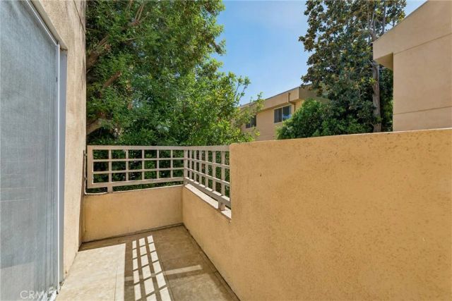 18730 Hatteras 48, Tarzana, CA 91356