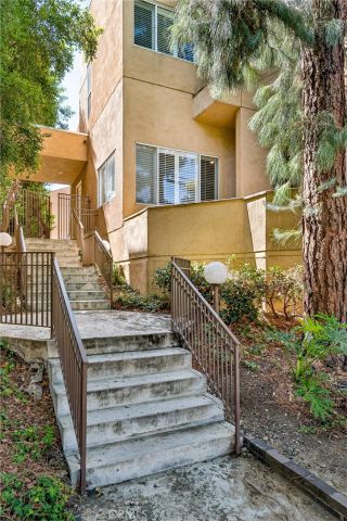 18730 Hatteras 48, Tarzana, CA 91356
