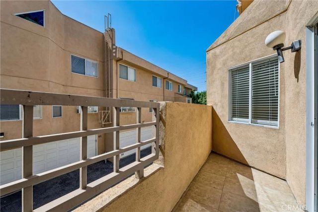 18730 Hatteras 48, Tarzana, CA 91356