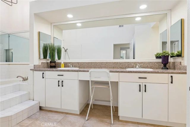 18730 Hatteras 48, Tarzana, CA 91356