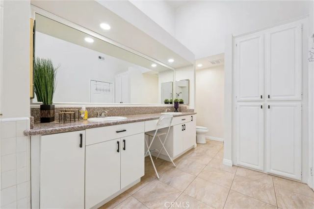 18730 Hatteras 48, Tarzana, CA 91356